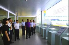 新疆若羌縣委副書(shū)記、縣長(zhǎng)艾山江帶領(lǐng)考察團(tuán)走